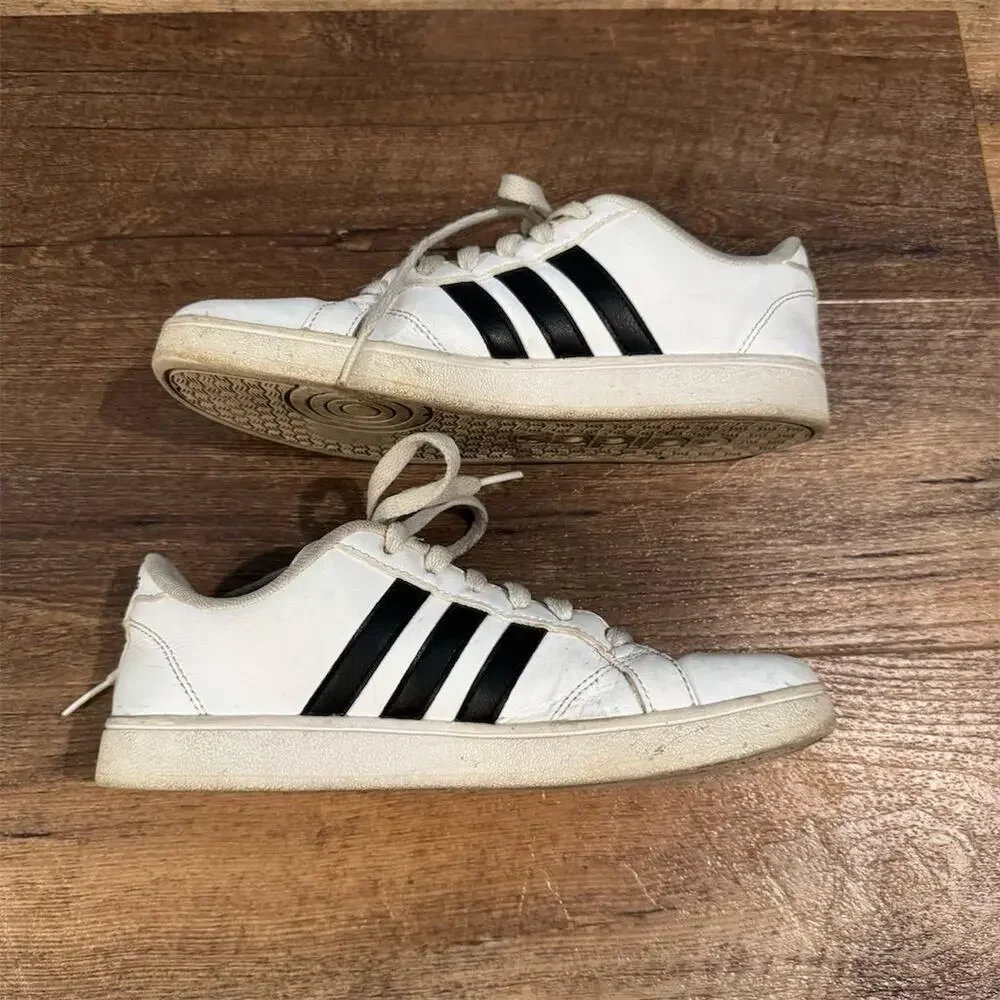 Adidas NEO Baseline Big Boys White Black Low Top Sneakers Size 4 READ